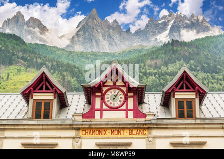 La gare de Chamonix Mont blanc, les Aiguilles de Chamonix dans l'arrière-plan, les Alpes, France Banque D'Images