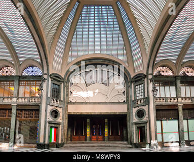 Turin, Italie, mai 2011 : Le cinéma Lux vu de l'entrée de la galerie San Federico à Turin, Italie Banque D'Images