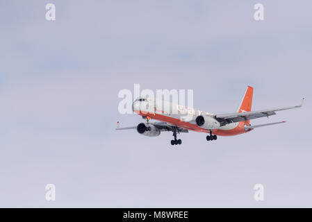 Novosibirsk, Russie - 10 mars 2018 : Tupulev Tu-204-100C RA-64032 Aviastar-tu approches pour l'atterrissage à l'aéroport international Tolmachevo. Banque D'Images