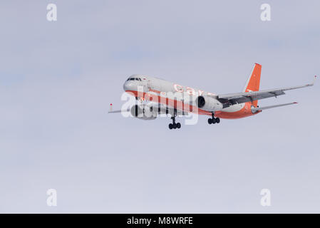 Novosibirsk, Russie - 10 mars 2018 : Tupulev Tu-204-100C RA-64032 Aviastar-tu approches pour l'atterrissage à l'aéroport international Tolmachevo. Banque D'Images