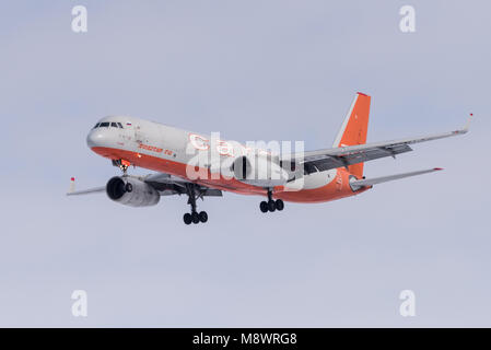 Novosibirsk, Russie - 10 mars 2018 : Tupulev Tu-204-100C RA-64032 Aviastar-tu approches pour l'atterrissage à l'aéroport international Tolmachevo. Banque D'Images