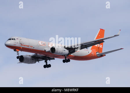 Novosibirsk, Russie - 10 mars 2018 : Tupulev Tu-204-100C RA-64032 Aviastar-tu approches pour l'atterrissage à l'aéroport international Tolmachevo. Banque D'Images