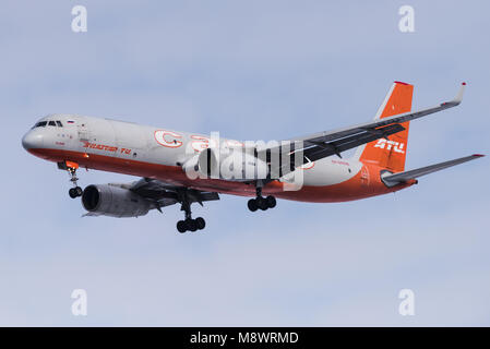 Novosibirsk, Russie - 10 mars 2018 : Tupulev Tu-204-100C RA-64032 Aviastar-tu approches pour l'atterrissage à l'aéroport international Tolmachevo. Banque D'Images