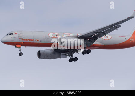 Novosibirsk, Russie - 10 mars 2018 : Tupulev Tu-204-100C RA-64032 Aviastar-tu approches pour l'atterrissage à l'aéroport international Tolmachevo. Banque D'Images