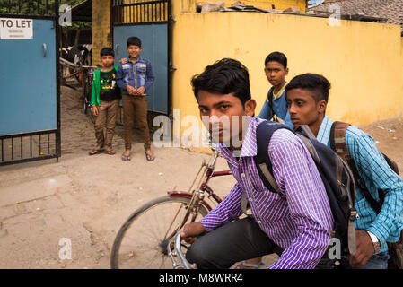Les élèves circonscription leurs bicyclettes pour l'école, Hajipur, Inde. Banque D'Images