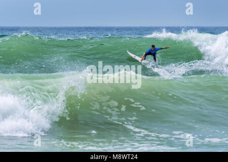 Circonscription Surfer une vague énorme pendant la compétition de surf à Lacanau, France Banque D'Images