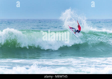 Circonscription Surfer une vague énorme pendant la compétition de surf à Lacanau, France Banque D'Images