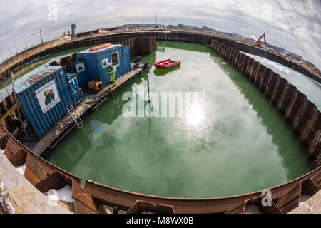 20 mars 2018, l'Allemagne, Frankfurt am Main : des récipients d'une firme spécialisée pour travailler sous l'eau, flottant sur la grande fosse de la construction, qui a rempli avec de l'eau souterraine, pour le nouveau Terminal 3. (Photo prise avec un objectif fisheye) Photo : Frank Rumpenhorst/dpa Banque D'Images