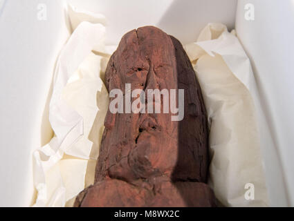 20 mars 2018, l'Allemagne, Munich : un artefact Olmèque dans une boîte protectrice sur une table lors d'une conférence de presse par l'État bavarois Collection archéologique. Deux objets Olmèques autour de 3 000 ans ont été remis au gouvernement mexicain. Les objets avaient été pris hors du Mexique illégalement. Photo : Lino Mirgeler/dpa Banque D'Images