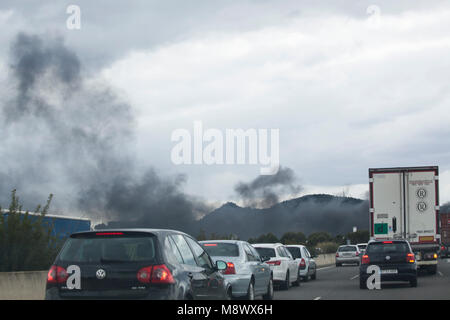 Beneixida, Espagne. 20 mars, 2018. Accident de l'A7 un camion brûle complètement après l'accident. Fireman était présent pour extingusih l'incendie tant ques et les blocages sur la route. Credit : Emin Ozkan / Alamy Live News Banque D'Images