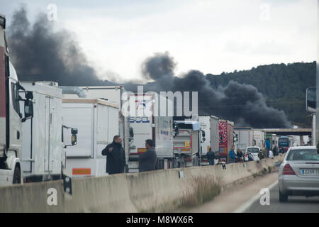 Beneixida, Espagne. 20 mars, 2018. Accident de l'A7 un camion brûle complètement après l'accident. Fireman était présent pour extingusih l'incendie tant ques et les blocages sur la route. Credit : Emin Ozkan / Alamy Live News Banque D'Images