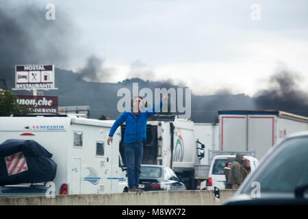 Beneixida, Espagne. 20 mars, 2018. Accident de l'A7 un camion brûle complètement après l'accident. Fireman était présent pour extingusih l'incendie tant ques et les blocages sur la route. Credit : Emin Ozkan / Alamy Live News Banque D'Images