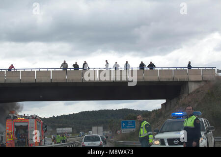 Beneixida, Espagne. 20 mars, 2018. Accident de l'A7 un camion brûle complètement après l'accident. Fireman était présent pour extingusih l'incendie tant ques et les blocages sur la route. Credit : Emin Ozkan / Alamy Live News Banque D'Images