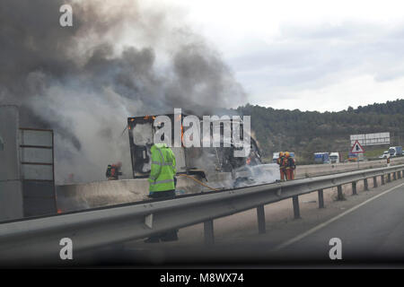 Beneixida, Espagne. 20 mars, 2018. Accident de l'A7 un camion brûle complètement après l'accident. Fireman était présent pour extingusih l'incendie tant ques et les blocages sur la route. Credit : Emin Ozkan / Alamy Live News Banque D'Images