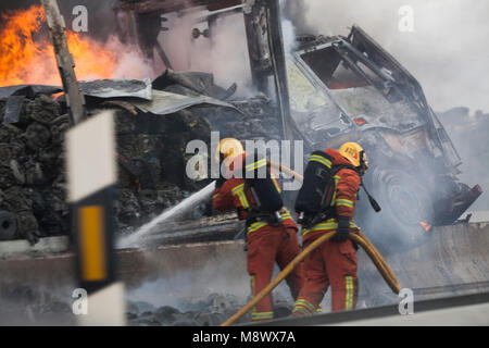 Beneixida, Espagne. 20 mars, 2018. Accident de l'A7 un camion brûle complètement après l'accident. Fireman était présent pour extingusih l'incendie tant ques et les blocages sur la route. Credit : Emin Ozkan / Alamy Live News Banque D'Images