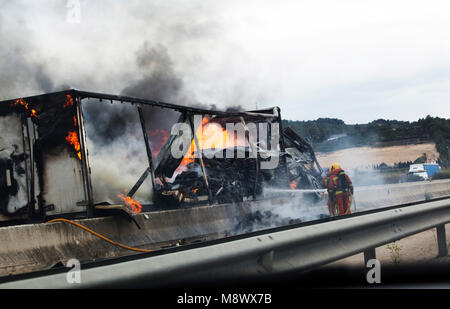 Beneixida, Espagne. 20 mars, 2018. Accident de l'A7 un camion brûle complètement après l'accident. Fireman était présent pour extingusih l'incendie tant ques et les blocages sur la route. Credit : Emin Ozkan / Alamy Live News Banque D'Images