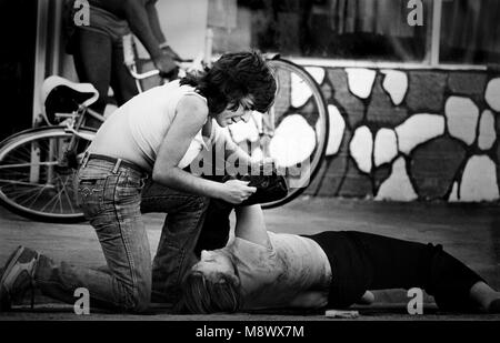Miami Beach, Floride, USA. Dec 19, 2013. Plage du Sud en 1982, à l'extrémité sud de la Gold Coast en Floride, était une communauté de 1,74 milles carrés avec une grande densité de première génération pour la plupart des réfugiés qui à divers moments au cours des années 1900, ont fui les guerres civiles de l'Union soviétique/Russie, l'Allemagne hitlérienne, Castro à Cuba, Haïti de Duvalier et un certain nombre d'autres régimes en Amérique et en Amérique du Sud. Environ 15 000 d'entre eux réfugiés d'Europe de l'époque tsariste, la plus importante de la population comme dans le monde. Les groupes ont très peu en commun autre que la vie à proximité, et obtenir un Banque D'Images