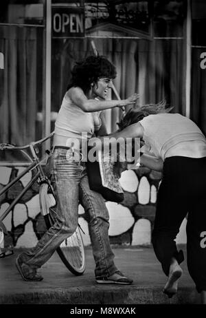 Miami Beach, Floride, USA. Dec 19, 2013. Plage du Sud en 1982, à l'extrémité sud de la Gold Coast en Floride, était une communauté de 1,74 milles carrés avec une grande densité de première génération pour la plupart des réfugiés qui à divers moments au cours des années 1900, ont fui les guerres civiles de l'Union soviétique/Russie, l'Allemagne hitlérienne, Castro à Cuba, Haïti de Duvalier et un certain nombre d'autres régimes en Amérique et en Amérique du Sud. Environ 15 000 d'entre eux réfugiés d'Europe de l'époque tsariste, la plus importante de la population comme dans le monde. Les groupes ont très peu en commun autre que la vie à proximité, et obtenir un Banque D'Images