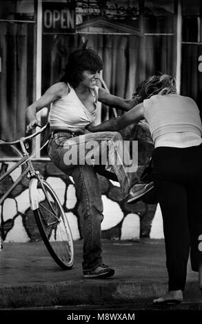Miami Beach, Floride, USA. Dec 19, 2013. Plage du Sud en 1982, à l'extrémité sud de la Gold Coast en Floride, était une communauté de 1,74 milles carrés avec une grande densité de première génération pour la plupart des réfugiés qui à divers moments au cours des années 1900, ont fui les guerres civiles de l'Union soviétique/Russie, l'Allemagne hitlérienne, Castro à Cuba, Haïti de Duvalier et un certain nombre d'autres régimes en Amérique et en Amérique du Sud. Environ 15 000 d'entre eux réfugiés d'Europe de l'époque tsariste, la plus importante de la population comme dans le monde. Les groupes ont très peu en commun autre que la vie à proximité, et obtenir un Banque D'Images