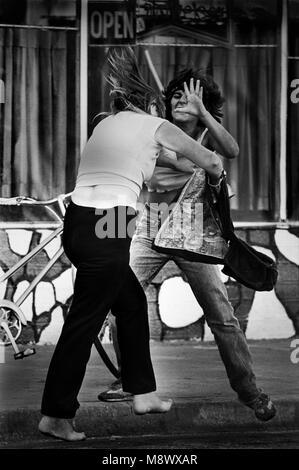 Miami Beach, Floride, USA. Dec 19, 2013. Plage du Sud en 1982, à l'extrémité sud de la Gold Coast en Floride, était une communauté de 1,74 milles carrés avec une grande densité de première génération pour la plupart des réfugiés qui à divers moments au cours des années 1900, ont fui les guerres civiles de l'Union soviétique/Russie, l'Allemagne hitlérienne, Castro à Cuba, Haïti de Duvalier et un certain nombre d'autres régimes en Amérique et en Amérique du Sud. Environ 15 000 d'entre eux réfugiés d'Europe de l'époque tsariste, la plus importante de la population comme dans le monde. Les groupes ont très peu en commun autre que la vie à proximité, et obtenir un Banque D'Images