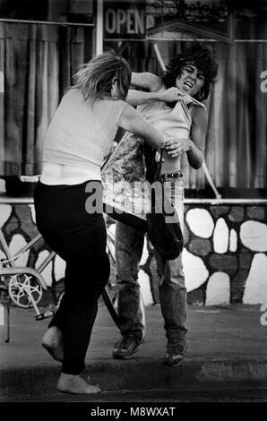 Miami Beach, Floride, USA. Dec 19, 2013. Plage du Sud en 1982, à l'extrémité sud de la Gold Coast en Floride, était une communauté de 1,74 milles carrés avec une grande densité de première génération pour la plupart des réfugiés qui à divers moments au cours des années 1900, ont fui les guerres civiles de l'Union soviétique/Russie, l'Allemagne hitlérienne, Castro à Cuba, Haïti de Duvalier et un certain nombre d'autres régimes en Amérique et en Amérique du Sud. Environ 15 000 d'entre eux réfugiés d'Europe de l'époque tsariste, la plus importante de la population comme dans le monde. Les groupes ont très peu en commun autre que la vie à proximité, et obtenir un Banque D'Images