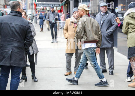 New York, USA. 20 mars, 2018. Le chanteur américain Pharrell Williams est vu en face d'un studio d'une station de télévision dans la ville de New York aux États-Unis ce mardi, 20. (PHOTO : VANESSA CARVALHO/BRÉSIL PHOTO PRESSE) Credit : Brésil Photo Presse/Alamy Live News Banque D'Images