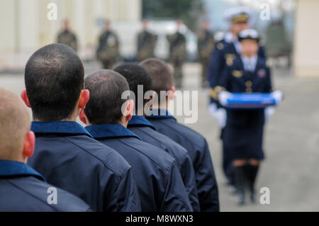 Amberieu-en-Bugey, France, 20 mars 2018 : de jeunes volontaires pour le service militaire (CSMV) sont vus à la base du détachement aérien 278, à Amberieu-en-Bugey (centre-est de la France), le 20 mars 2018, car elles reçoivent calot militaire à l'occasion d'une cérémonie symbolique en hommage à leur engagement. Le service militaire volontaire (CSMV) Centre de Amberieu-en-Bugey a lancé pour l'année 2018 une grande campagne de recrutement. Ces jeunes gens, éloignés de leur lieu de travail, recevront les droits, du comportement et de la citoyenneté et de formation qui permettront de les préparer à intégrer les emplois dans les secteurs de l emplyment Banque D'Images