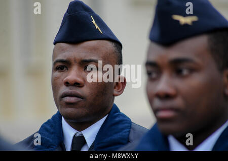 Amberieu-en-Bugey, France, 20 mars 2018 : de jeunes volontaires pour le service militaire (CSMV) sont vus à la base du détachement aérien 278, à Amberieu-en-Bugey (centre-est de la France), le 20 mars 2018, car elles reçoivent calot militaire à l'occasion d'une cérémonie symbolique en hommage à leur engagement. Le service militaire volontaire (CSMV) Centre de Amberieu-en-Bugey a lancé pour l'année 2018 une grande campagne de recrutement. Ces jeunes gens, éloignés de leur lieu de travail, recevront les droits, du comportement et de la citoyenneté et de formation qui permettront de les préparer à intégrer les emplois dans les secteurs de l emplyment Banque D'Images