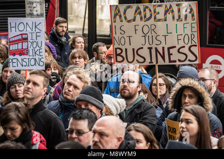 Londres, Royaume-Uni. 20 mars 2018. Les grévistes se sont rassemblés avec des partisans de l'UCU au Kings College University sur la dernière journée de l'action de grève. Crédit : David Rowe/Alamy Live News Banque D'Images