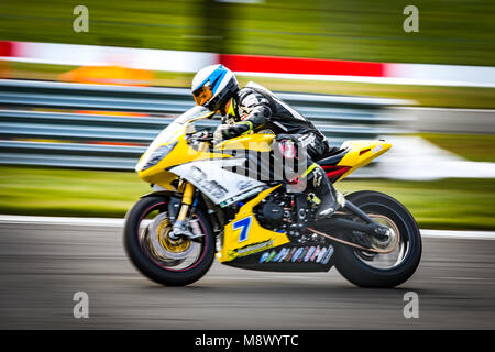 Donington Park, Royaume-Uni. Mar 20, 2018. Tests BSB aujourd'hui à Donington Park, malgré le froid les coureurs a réussi à obtenir sur la piste pour les essais avant la première réunion ici le 31 mars : meilleur crédit/Alamy Live News Banque D'Images