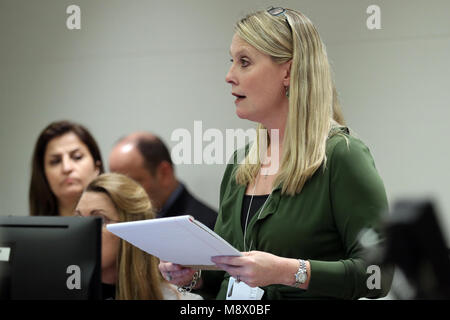 20 mars 2018 - Ft. Lauderdale, FL, USA - Procureur général Sarahnell Murphy plaide pour une très grande (et les conditions spéciales s'il est libéré) au cours de la première apparition de Zachary Cruz sur des accusations d'intrusion sur le terrain de l'école secondaire Marjory Stoneman Douglas. Photographié à le Broward County Courthouse à Fort Lauderdale, le mardi 20 mars 2018. Cruz est le frère de Marjory Stoneman Douglas High School homme Nicholas Cruz. Beth Amy Bennett, Sun Sentinel (crédit Image : © Sun-Sentinel via Zuma sur le fil) Banque D'Images