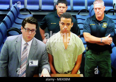 20 mars 2018 - Ft. Lauderdale, FL, USA - Zachary Cruz apparaît au tribunal via CCTV de la principale prison pour sa première apparition sur des accusations d'intrusion sur le terrain de l'école secondaire Marjory Stoneman Douglas. Photographié à le Broward County Courthouse à Fort Lauderdale, le mardi 20 mars 2018. Cruz est le frère de Marjory Stoneman Douglas High School homme Nicholas Cruz. Beth Amy Bennett, Sun Sentinel (crédit Image : © Sun-Sentinel via Zuma sur le fil) Banque D'Images