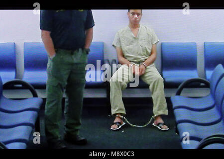 20 mars 2018 - Ft. Lauderdale, FL, USA - Zachary Cruz apparaît dans via CCTV de la prison comme il attend pour sa première apparition sur des accusations d'intrusion sur le terrain de l'école secondaire Marjory Stoneman Douglas. Photographié à le Broward County Courthouse à Fort Lauderdale, le mardi 20 mars 2018. Cruz est le frère de Marjory Stoneman Douglas High School homme Nicholas Cruz. Beth Amy Bennett, Sun Sentinel (crédit Image : © Sun-Sentinel via Zuma sur le fil) Banque D'Images