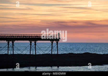 Aberystwyth, Pays de Galles. Mar 20, 2018. Météo Royaume-uni:un beau coucher du soleil plongeant dans la baie Cardigan marque le printemps (équinoxe vernal) à Aberystwyth, sur le milieu de la côte du Pays de Galles. Credit : atgof.co/Alamy Live News Banque D'Images