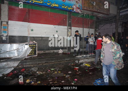 Damas. Mar 20, 2018. Photo prise le 20 mars 2018 affiche le site d'une attaque à la roquette est de Damas, capitale de la Syrie. Le nombre de morts est passé à 35 dans une attaque rebelle sur un marché bondé mardi à l'est de Damas. Source : Xinhua/Alamy Live News Banque D'Images