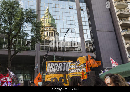 Buenos Aires, Argentine. Int. Mar 20, 2018. 20 mars 2018, Buenos Aires, Argentine.- Les organisations sociales et politiques manifestate devant le Congrès National pour la légalisation de l'avortement le premier jour que le débat commence à la Chambre des législateurs. Credit : Julieta Ferrario/ZUMA/Alamy Fil Live News Banque D'Images