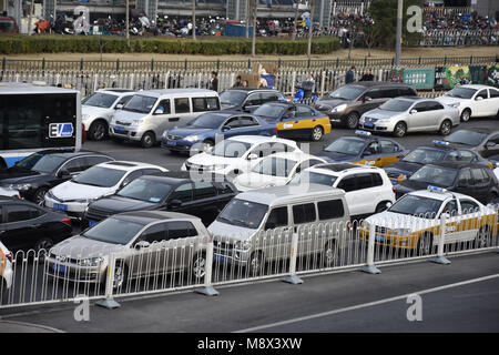 Beijing, Beijing, Chine. Mar 20, 2018. Beijing, Chine du 20e Mars 2018 : Voitures fonctionner lentement à cause d'embouteillage à Pékin. Crédit : SIPA Asie/ZUMA/Alamy Fil Live News Banque D'Images