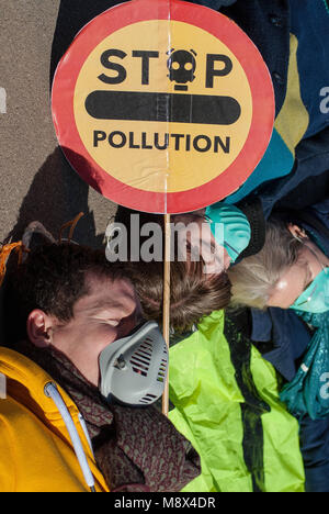 Glasgow, Royaume-Uni. Mar 20, 2018. Deux manifestants se sont couchés sur le sol au cours d'une manifestation à Glasgow's George Square en face de la ville de Glasgow comme ils participent à une manifestation contre la GCC Anti-Pollution Zone environnementale va échouer les plans de lutte contre la pollution de l'air toxique assez rapidement. Crédit : Stewart Kirby/SOPA Images/ZUMA/Alamy Fil Live News Banque D'Images