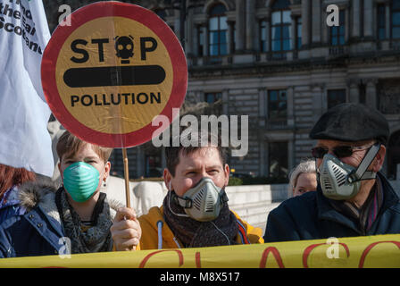 Glasgow, Royaume-Uni. Mar 20, 2018. Un manifestant se penche sur l'appareil photo photographes lors d'une manifestation à Glasgow's George Square en face de la ville de Glasgow comme il est titulaire d'un signe qui se lit ''Stop'' la pollution lors d'une manifestation contre la GCC Anti-Pollution Zone environnementale va échouer les plans de lutte contre la pollution de l'air toxique assez rapidement. Crédit : Stewart Kirby/SOPA Images/ZUMA/Alamy Fil Live News Banque D'Images