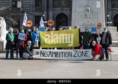 Glasgow, Royaume-Uni. Mar 20, 2018. Une photo de groupe de manifestants au cours d'une manifestation à Glasgow's George Square en face de la ville de Glasgow comme ils se tiennent derrière un signe que lu ''Glasgow's Kids ont besoin d'air pur !'' et ''# NoAmbitionZone'' lors d'une manifestation contre la GCC Anti-Pollution Zone environnementale va échouer les plans de lutte contre la pollution de l'air toxique assez rapidement. Crédit : Stewart Kirby/SOPA Images/ZUMA/Alamy Fil Live News Banque D'Images