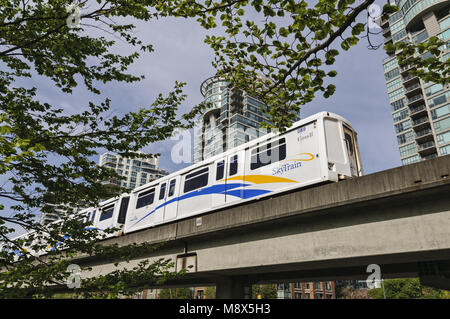 Vancouver, Colombie-Britannique, Canada. 1er mai 2014. Léger et rapide SkyTrain voitures sur une section de voie surélevée entre le monde Street-Science Stadium-Chinatown et principales gares, Vancouver, Canada. Dans l'arrière-plan sont des tours tours de condominiums entre Québec Street et Main Street. Credit : Bayne Stanley/ZUMA/Alamy Fil Live News Banque D'Images