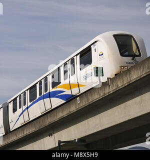 Vancouver, Colombie-Britannique, Canada. 1er mai 2014. Léger et rapide SkyTrain voitures sur une section de voie surélevée entre le monde Street-Science Stadium-Chinatown et principales gares, Vancouver, Canada. Credit : Bayne Stanley/ZUMA/Alamy Fil Live News Banque D'Images