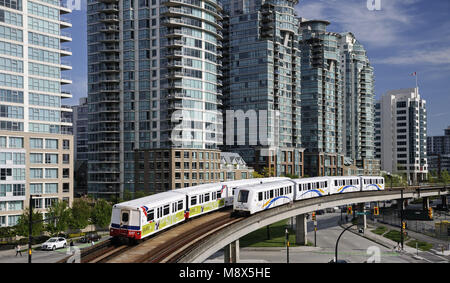 Vancouver, Colombie-Britannique, Canada. 1er mai 2014. Léger et rapide SkyTrain voitures sur une section de voie surélevée entre le monde Street-Science Stadium-Chinatown et principales gares, Vancouver, Canada. Dans l'arrière-plan sont des tours tours de condominiums entre Québec Street et Main Street. Credit : Bayne Stanley/ZUMA/Alamy Fil Live News Banque D'Images