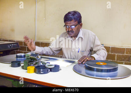 Mumbai, Inde. 25Th Nov, 2014. 25 août 2014 - Pune, Inde :.un vieux film noir et blanc indien imprimer sont inspectés pour la conservation et la numérisation par l'agent de restauration de films Film à la table d'inspection à la National Film Archive of India.Christofer Nolan chauves-souris pour l'urgente nécessité de préserver la riche histoire cinématographique de films. Christofer Nolan est situé à assister à la plus grande du cinéma indien Cinéma Table ronde Conservation Conference à Mumbai le 31 mars 2018 à faire pression pour la nécessité de préconiser la prise de vue sur film ou numérique et de promouvoir la restauration et à la préservation de vieux films réalisés sur pellicule Banque D'Images