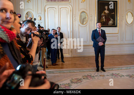 Bratislava, Slovaquie. Mar 21, 2018. Vice-premier ministre de la Slovaquie Peter Pellegrini apporte une nouvelle proposition du gouvernement à la composition Le président slovaque Andrej Kiska à Bratislava, Slovaquie, le 21 mars 2018. Crédit : Martin/Mikula CTK Photo/Alamy Live News Banque D'Images