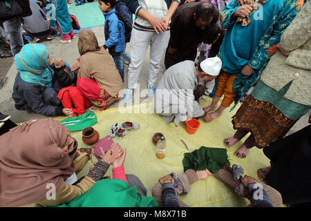 Srinagar, Jammu-et-Cachemire, . Mar 21, 2018. Un agent de santé traditionnel Kashmiri appliquer les sangsues sur le Norouz, qui marque le premier jour du printemps et le début de l'année dans le calendrier Persan à Srinagar, au Cachemire le 21 mars 2018 les travailleurs de la santé traditionnelles au Cachemire utiliser les sangsues pour traiter les personnes souffrant de multitude de maladies de la peau. Credit : Faisal Khan/ZUMA/Alamy Fil Live News Crédit : ZUMA Press, Inc./Alamy Live News Banque D'Images