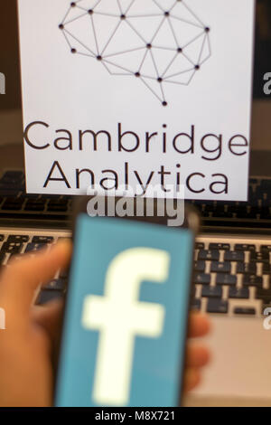 Edinburgh, Royaume-Uni. 20THAPRIL 2018. Les logos de Facebook et Cambridge Analytica sont considérées ensemble comme le scandale de la violation continue. Lorenzo crédit Dalberto/Alamy Live News Banque D'Images