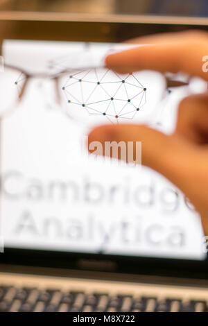 Edinburgh, Royaume-Uni. 20THAPRIL 2018. Les logos de Facebook et Cambridge Analytica sont considérées ensemble comme le scandale de la violation continue. Lorenzo crédit Dalberto/Alamy Live News Banque D'Images