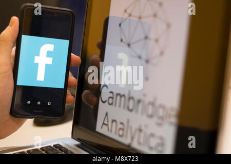 Edinburgh, Royaume-Uni. 20THAPRIL 2018. Les logos de Facebook et Cambridge Analytica sont considérées ensemble comme le scandale de la violation continue. Lorenzo crédit Dalberto/Alamy Live News Banque D'Images