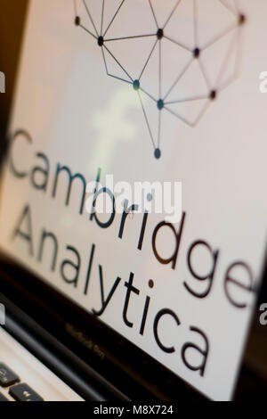 Edinburgh, Royaume-Uni. 20THAPRIL 2018. Les logos de Facebook et Cambridge Analytica sont considérées ensemble comme le scandale de la violation continue. Lorenzo crédit Dalberto/Alamy Live News Banque D'Images